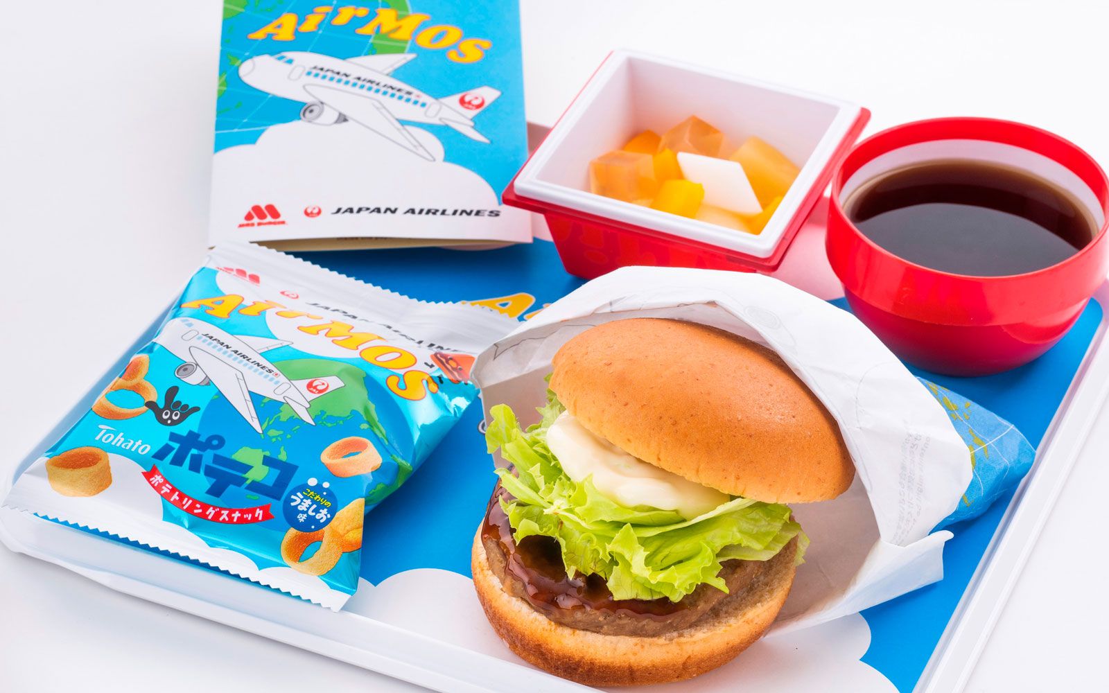 Genießen Sie einen Teriyaki-Burger vom beliebten Fast-Food-Burger-Unternehmen MOS Burger bei Japan Airlines.