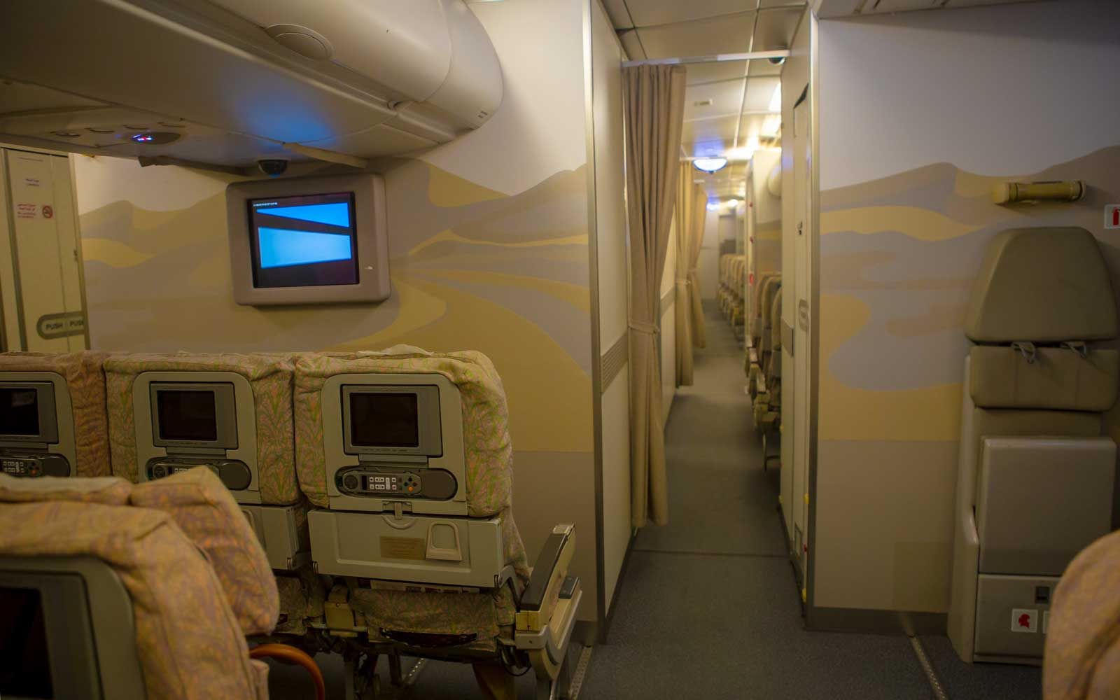 阿联酋航空在其休息室和航班上为乘客提供一系列葡萄酒选择。
