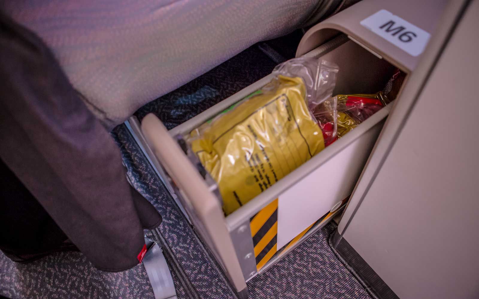 安全设备隐藏在飞机的各个部分。
