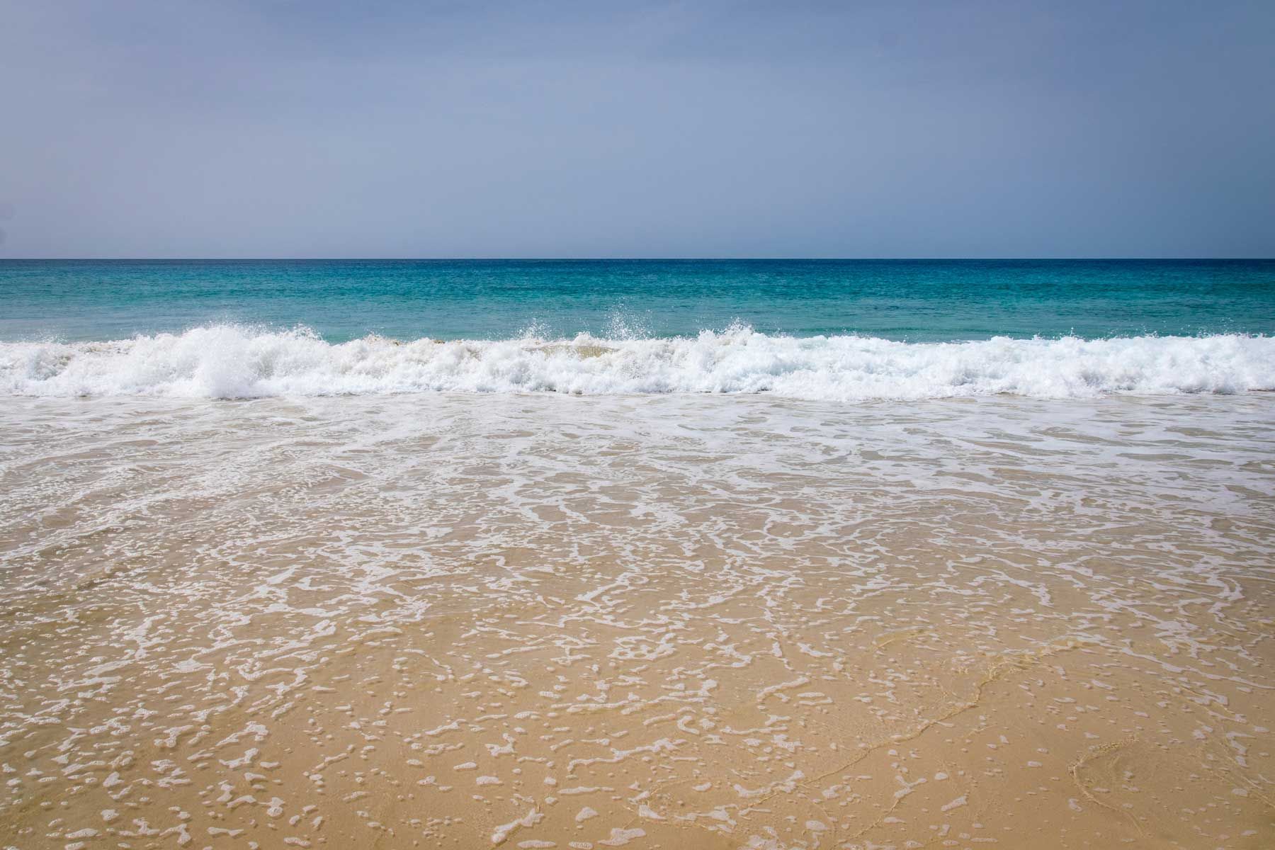 Niska plima na plaži Santa Monica, Boa Vista Cape Verde