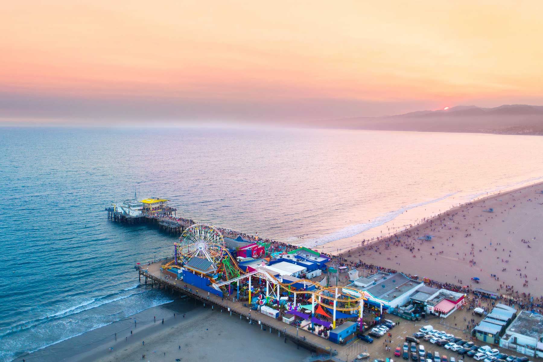 Luftaufnahme des Santa Monica Pier on Sunset, in der Stadt Santa Monica, Kalifornien