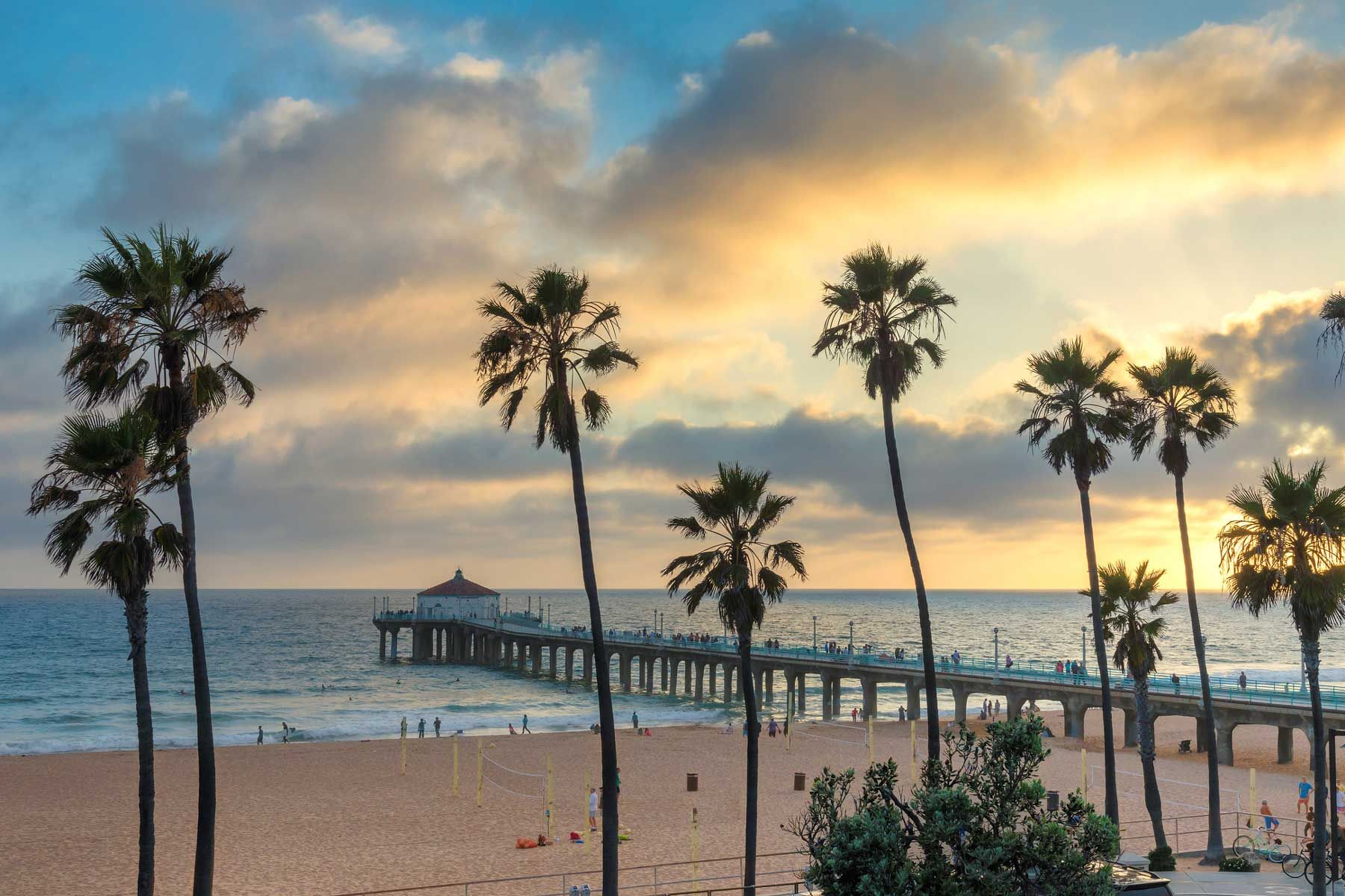 Palmen in Manhattan Beach und Pier bei Sonnenuntergang, Los Angeles, Kalifornien.