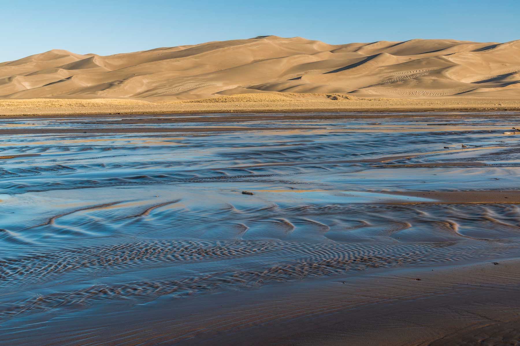 Pješčane dine i potok Medano pri izlasku sunca, Nacionalni park Great Sand Dunes, Colorado