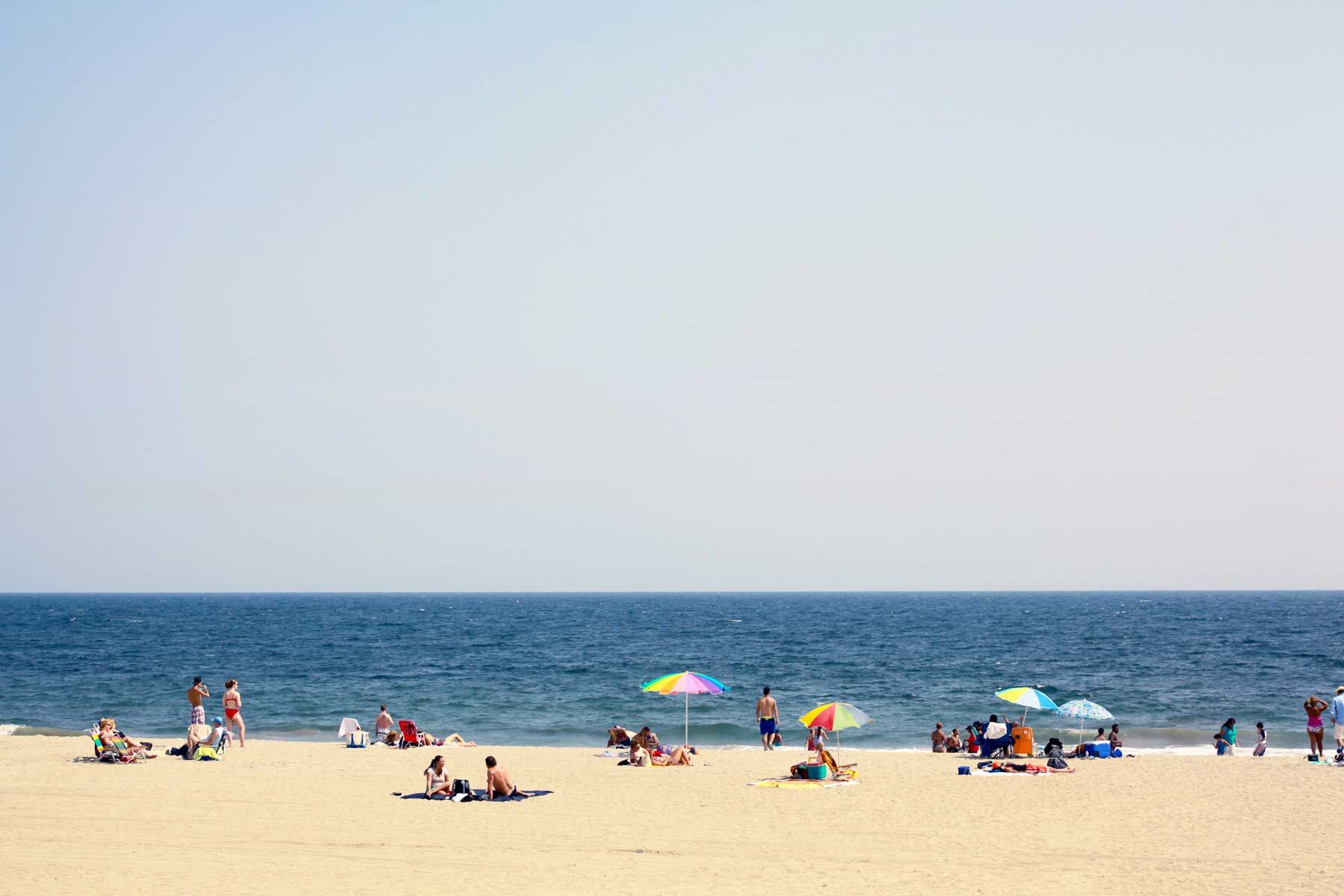 افرادی که از ساحل Rockaway در کوئینز ، نیویورک لذت می برند