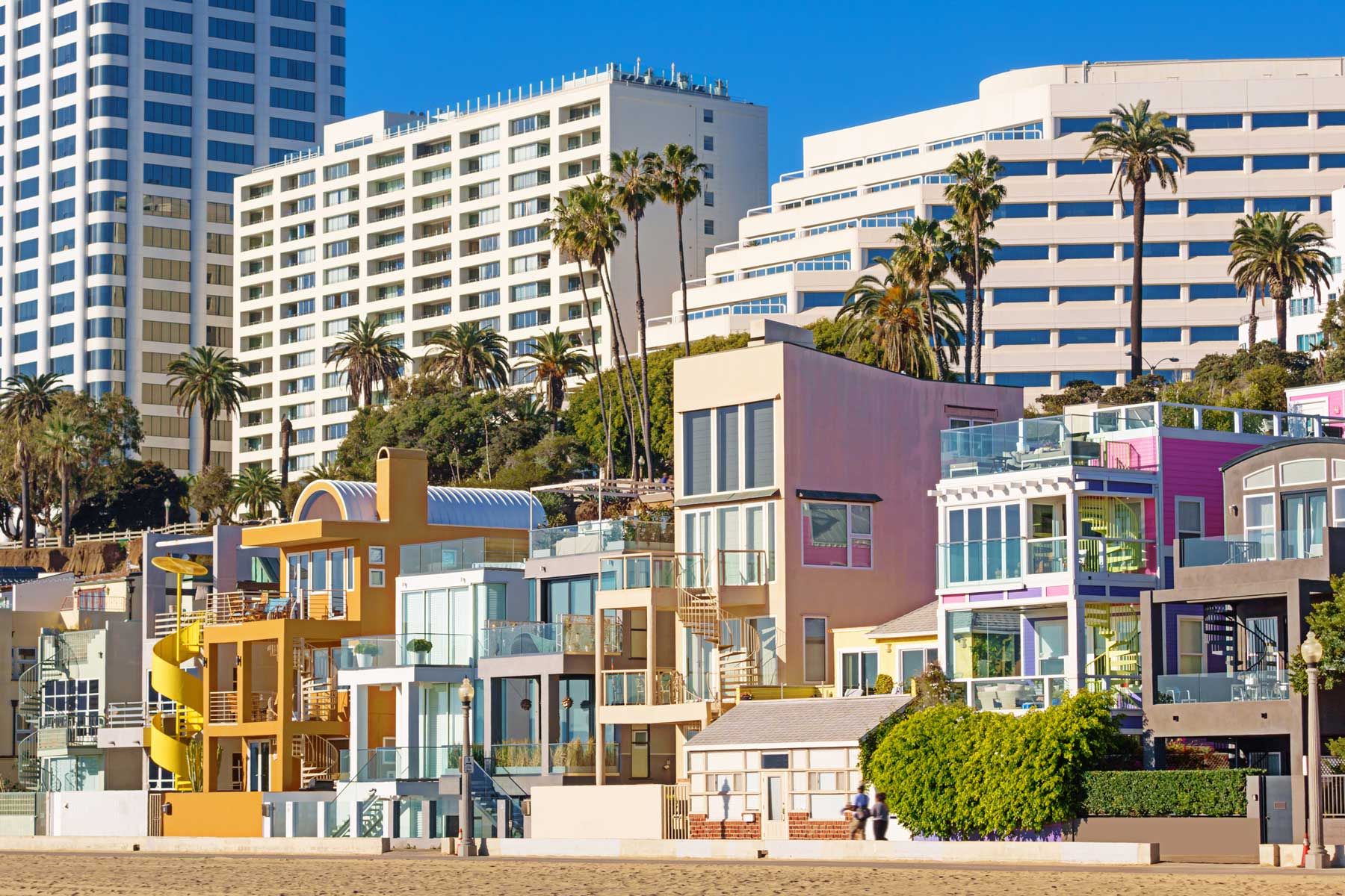 Osnovna fotografija šarenih domova i hotela na plaži u Santa Monici u Kaliforniji, sunčanog dana