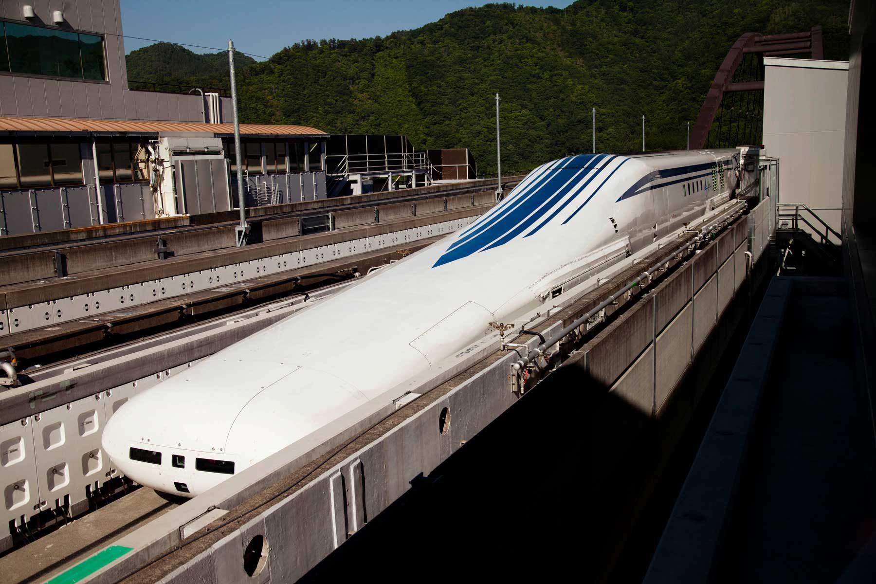U trenu di levitazione magnetica (maglev) di a serie L0, sottupostu à a prova da a Stazione Ferroviaria di u Giappone Centrale, à a pista di prova Yamanashi Maglev.