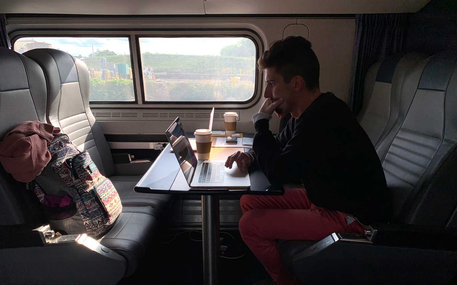 Passagier arbeitet an einem Tisch in einem Amtrak-Zug.