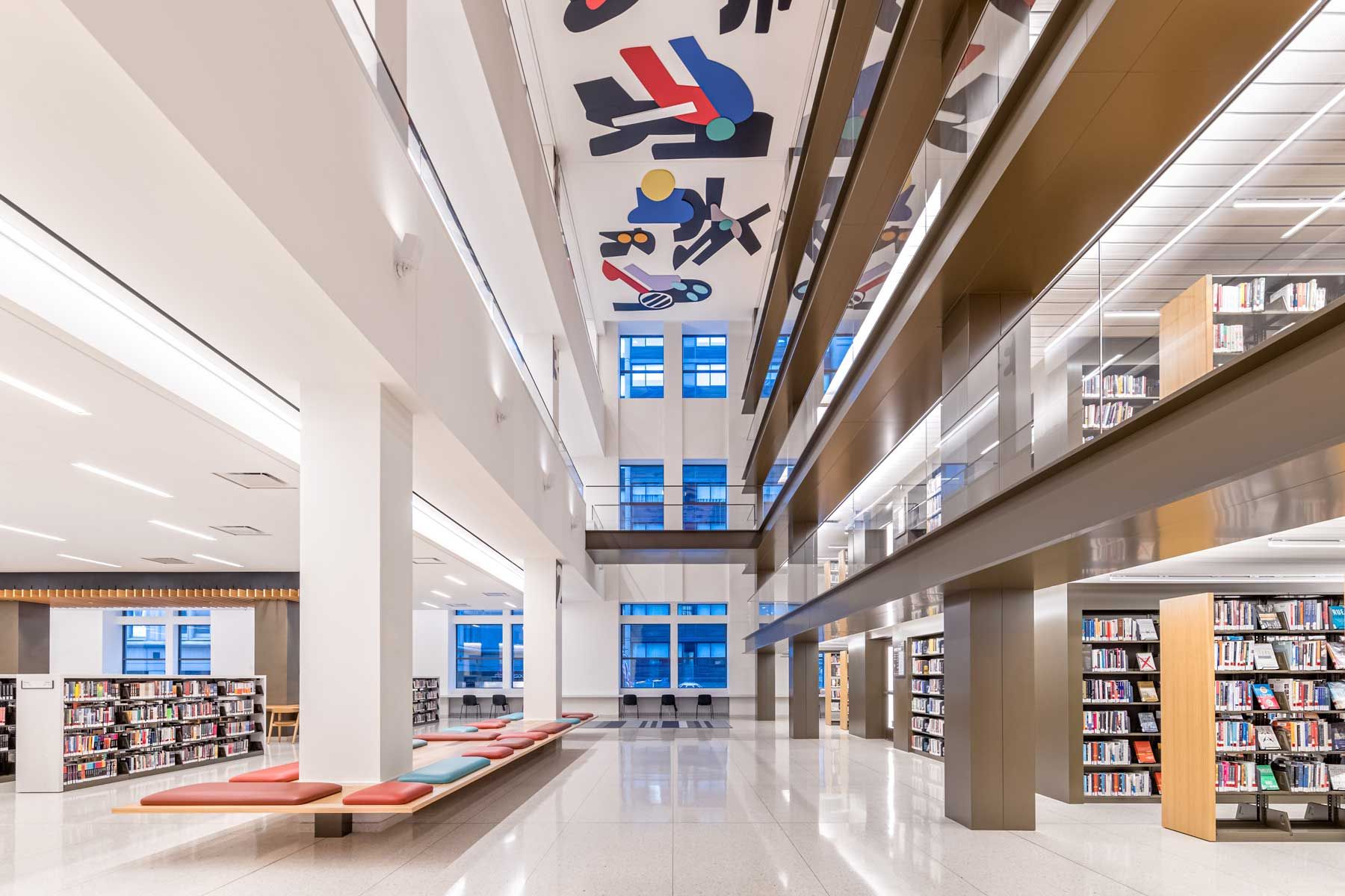 ნიუ იორკის საჯარო ბიბლიოთეკის მანჰეტენის მდებარეობის სახურავზე და ინტერიერის განახლება
