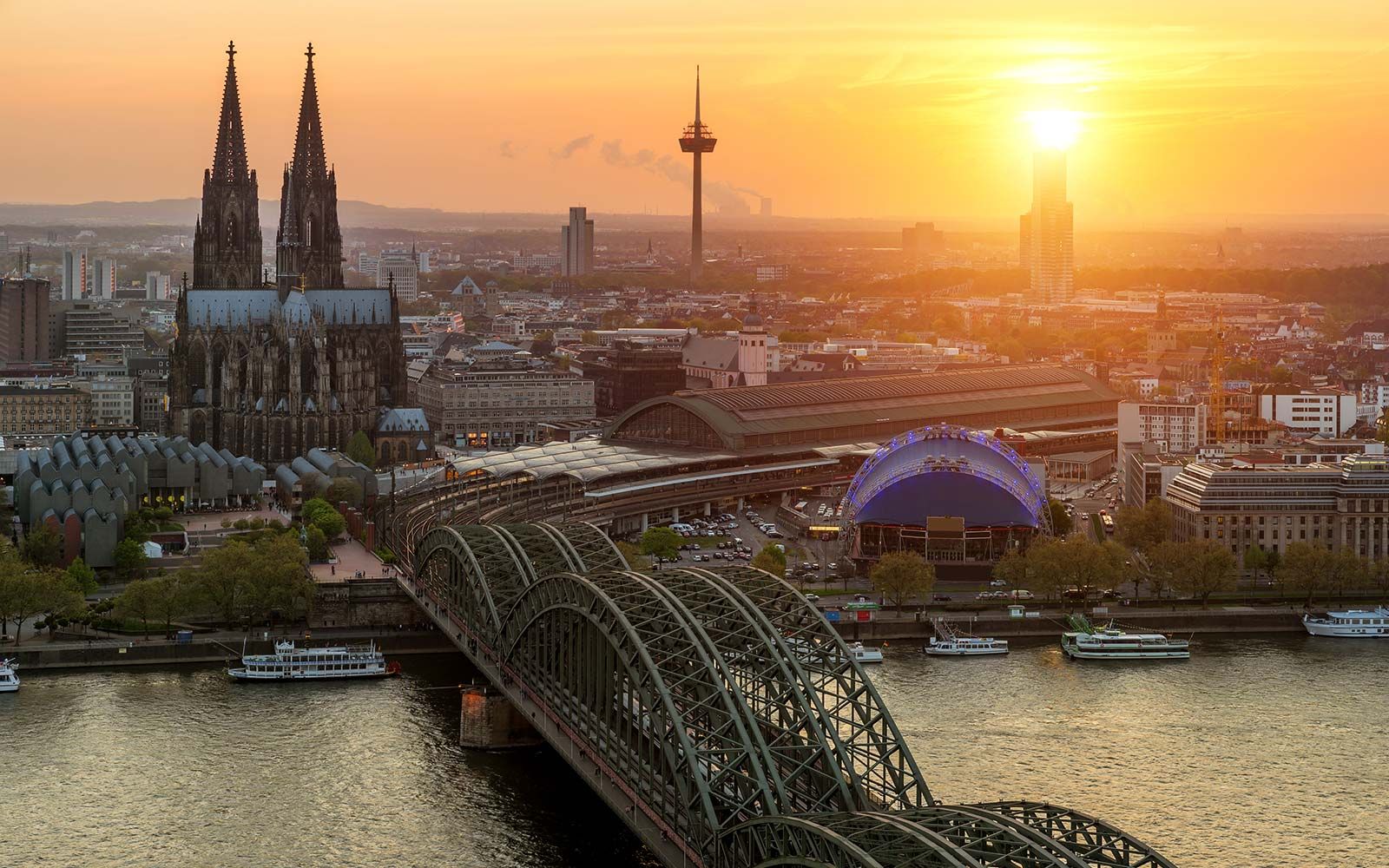 Kolínská katedrála a řeka Rýn při západu slunce v Kolíně nad Rýnem, Německo.