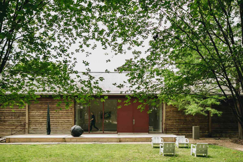   Houston, Teksas'taki Hiram Butler Galerisi'nin dış bahçesinin görünümü