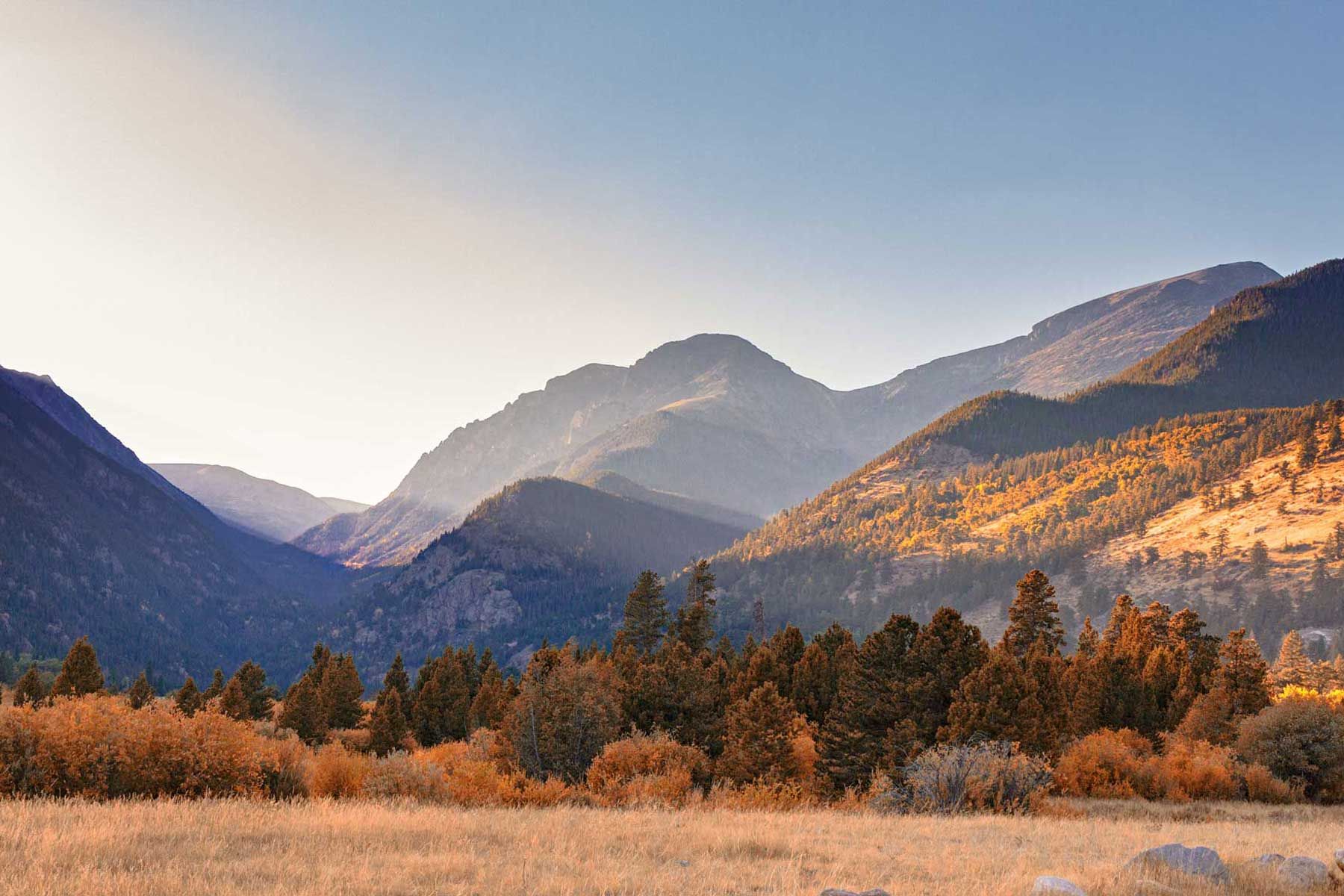 Malerischer Blick auf die Rocky Mountains in Colorado mit warmem Licht