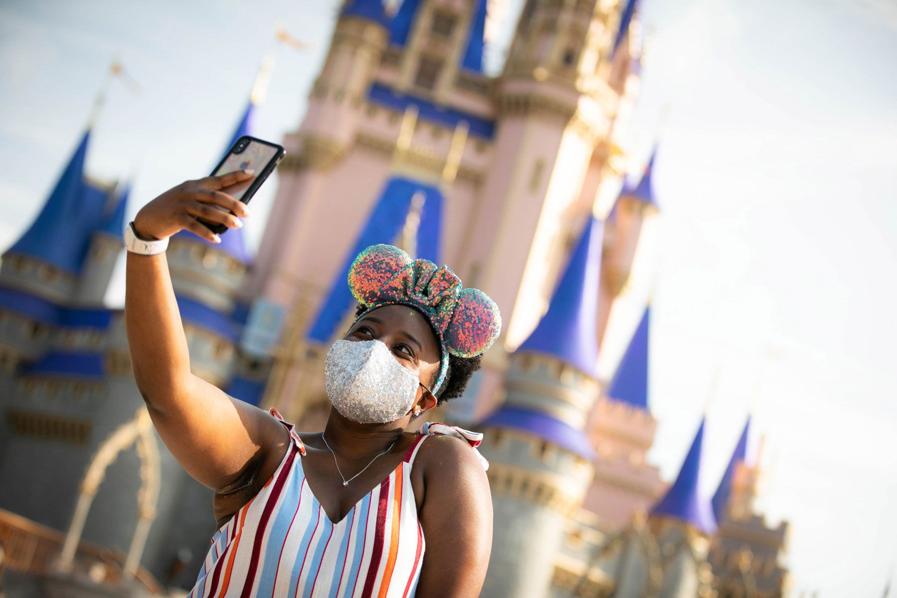 Gast in Disney World macht ein Selfie mit einem Handy