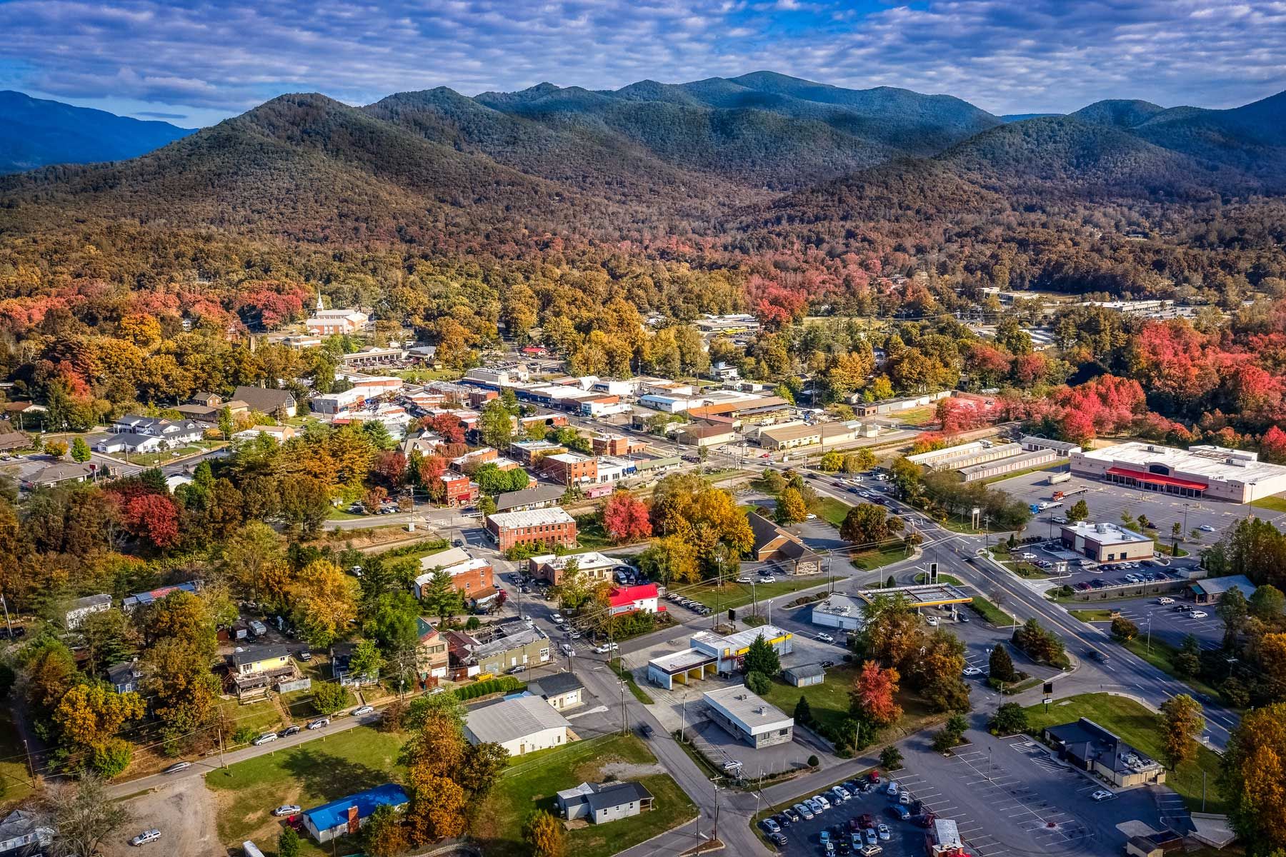 Luftaufnahme des malerischen Viertels Asheville im Herbst mit beginnenden Farben zu zeigen