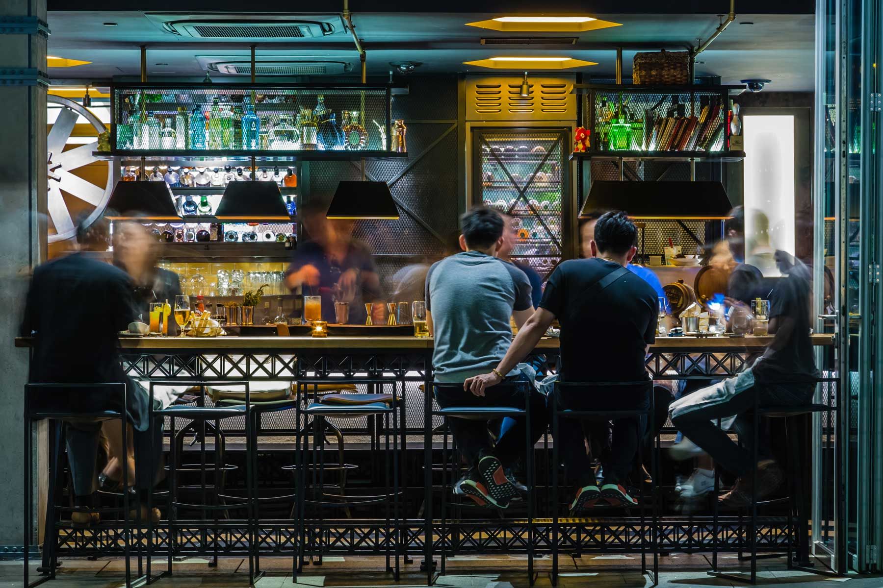 Leute in einer Bar im Freien in Singapur