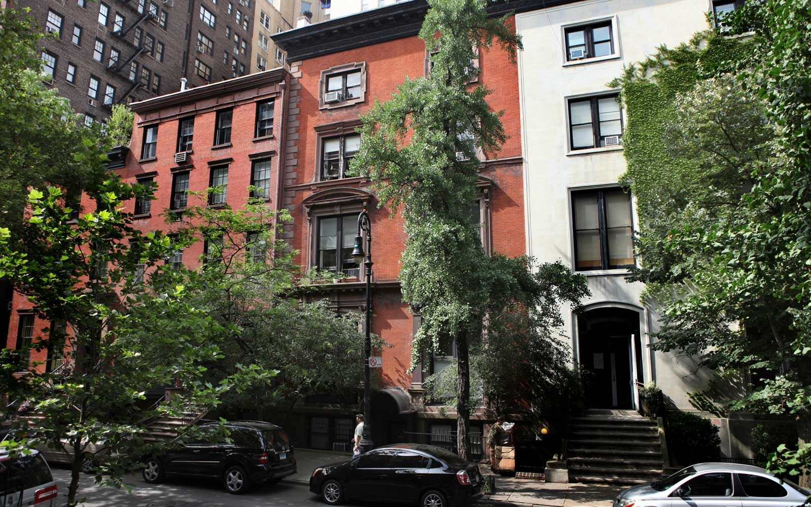 U bastimentu rossu in u centru hè 14 West 10th Street in Greenwich Village, induve Mark Twain hà campatu in u 1900 à u 1901, in New York.