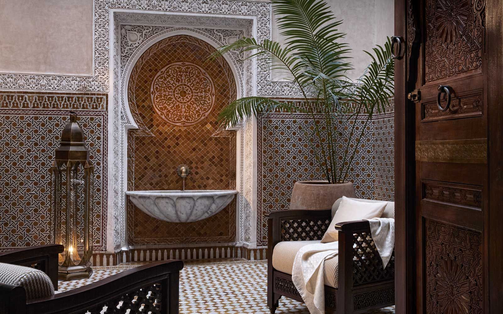 Azulejos ornamentados no luxuoso hotel Royal Mansour em Marrocos