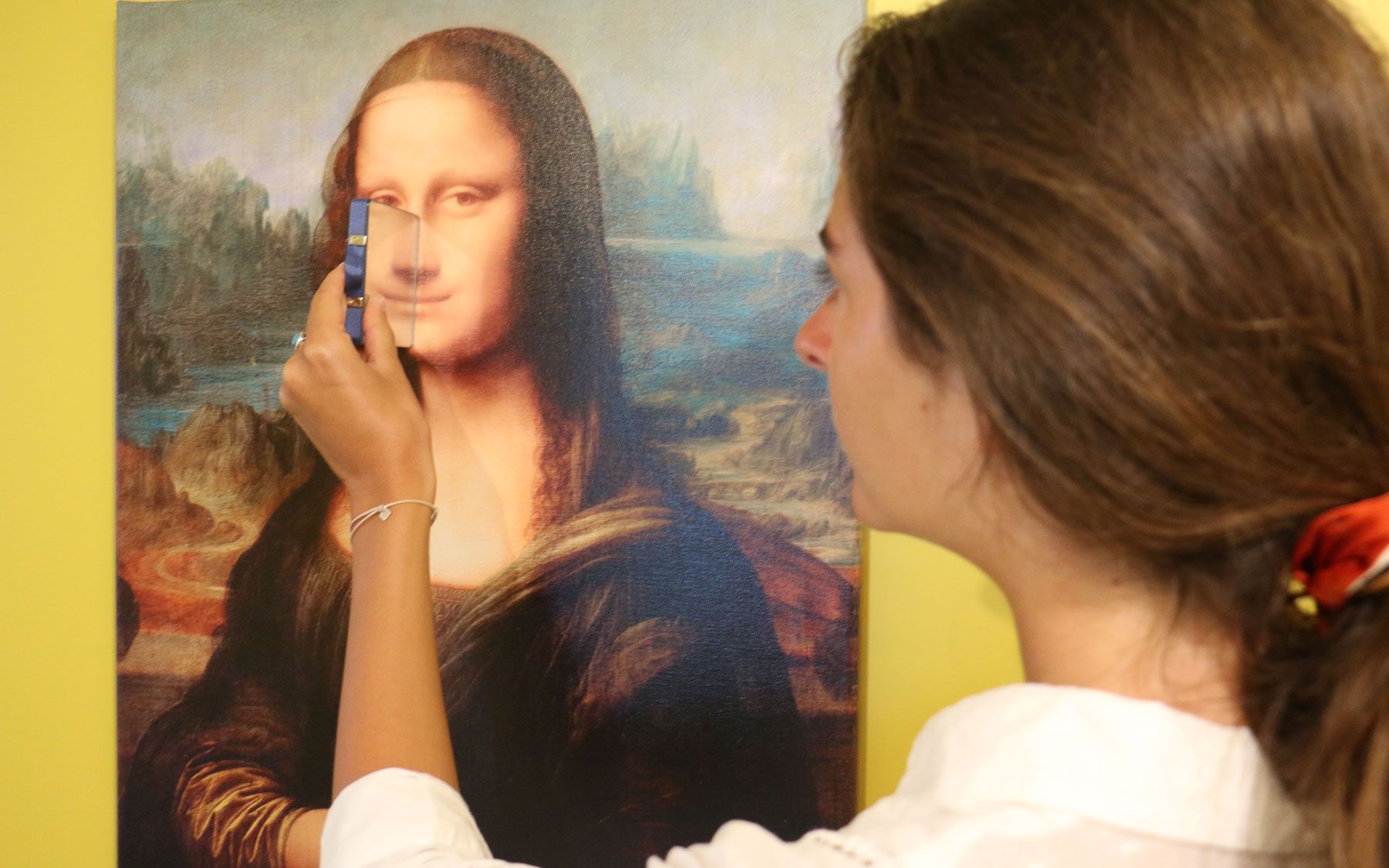 Frau testet Lächeln von Mona Lisa