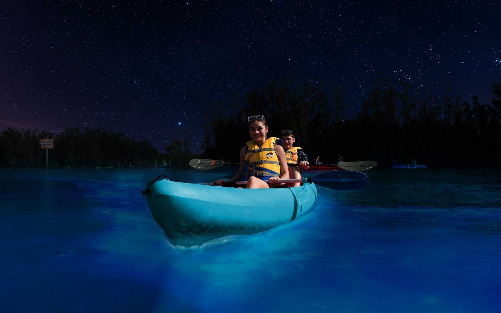 Bei Nachttouren können Sie über beleuchtete Gewässer Kajak fahren.