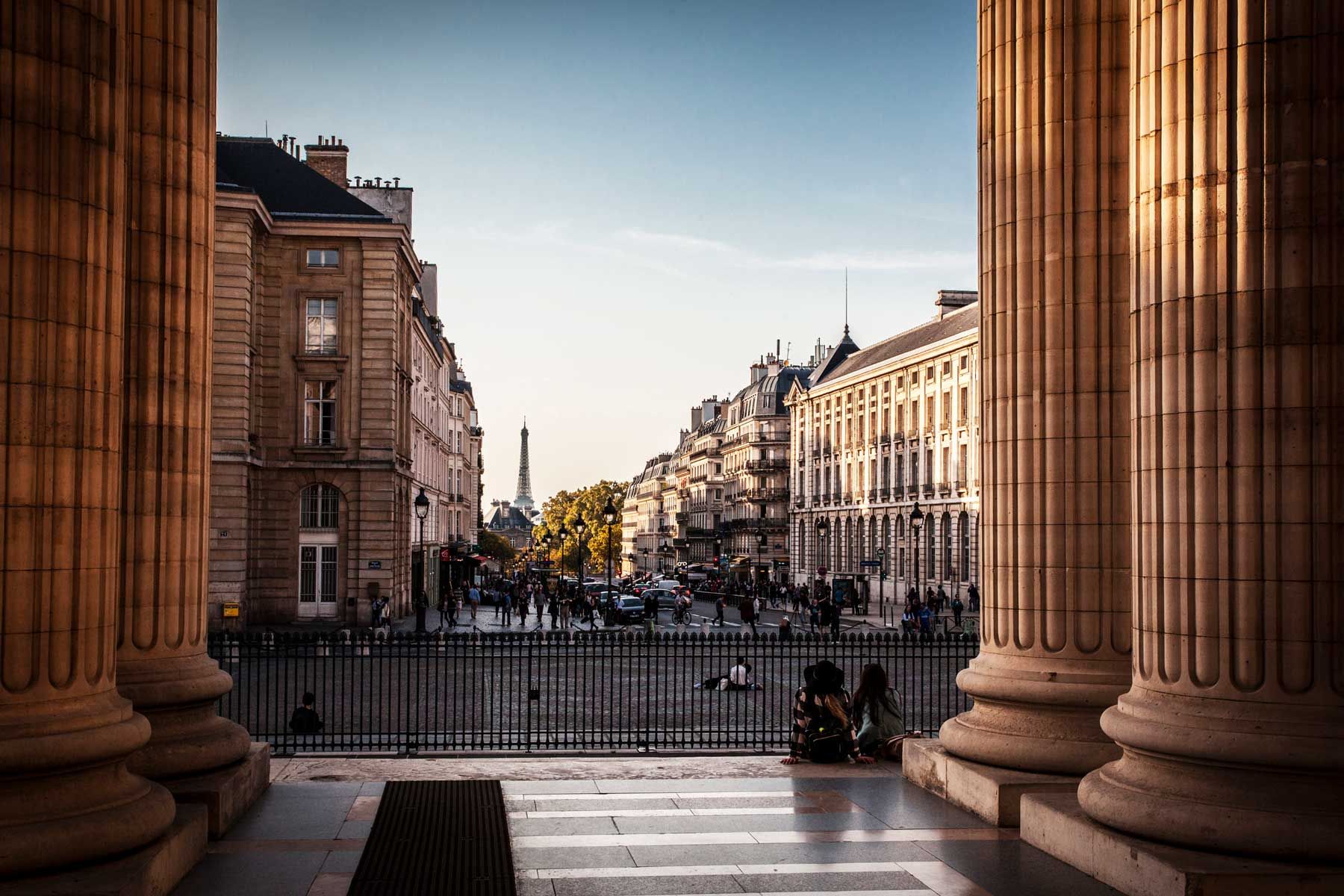 Ein Blick auf eine Pariser Straße mit dem Eiffelturm im Blick