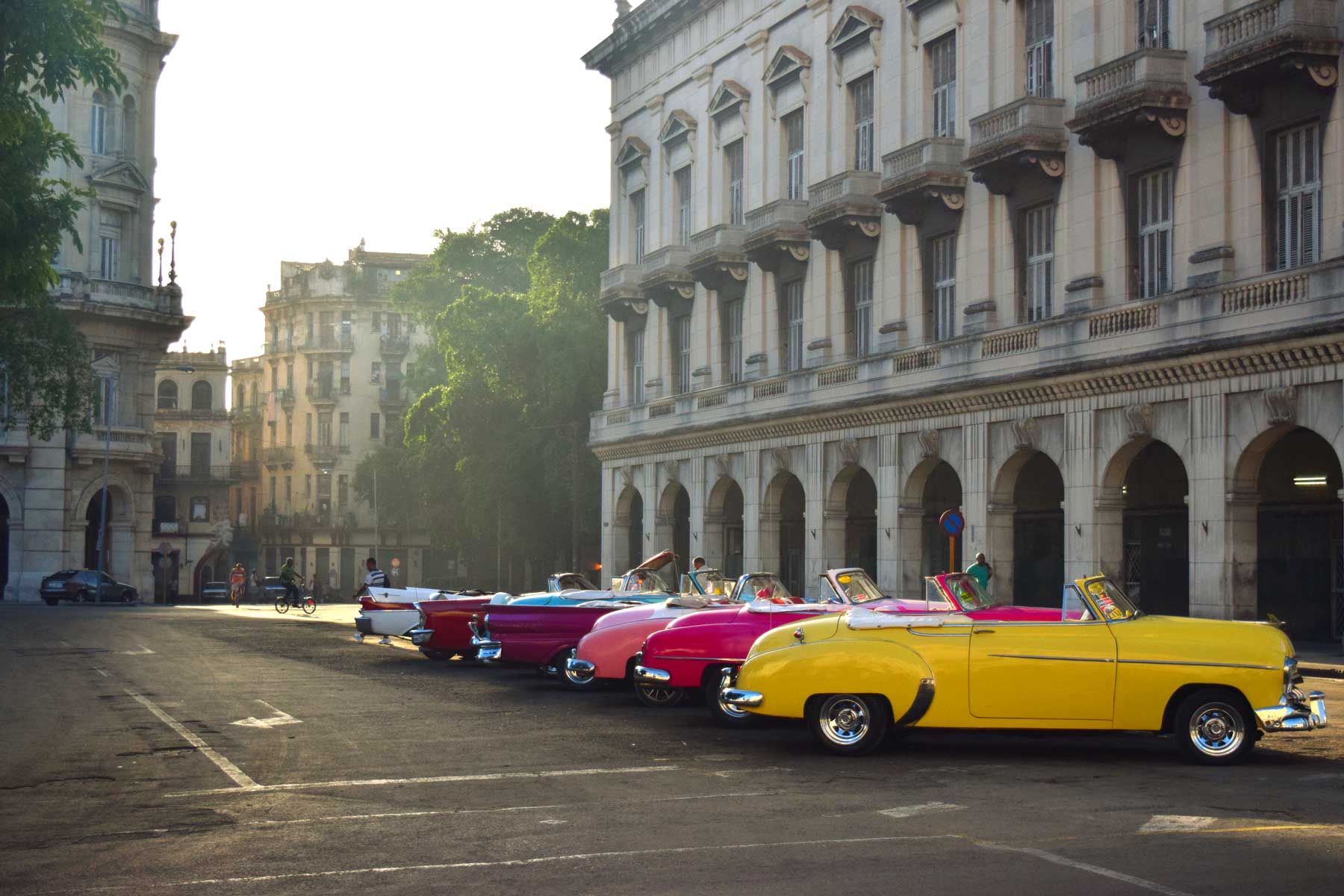 הוואנה, קובה, אתר מורשת עולמית של אונסק'ו, מראה מכוניות וינטאג 'חונות במרכז העיר ההיסטורי בזריחה.