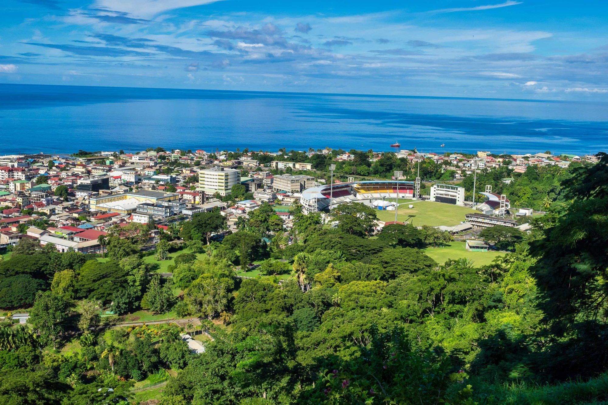Vista panoramica della città e del mare di Roseau, isola di Dominica. Vistu da a piccula muntagna Morne Bruce