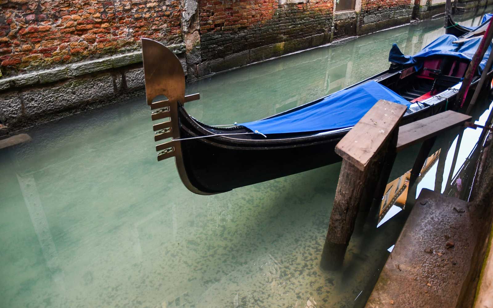 Klarere farvande ved en gondol i en Venedig-kanal den 17. marts 2020