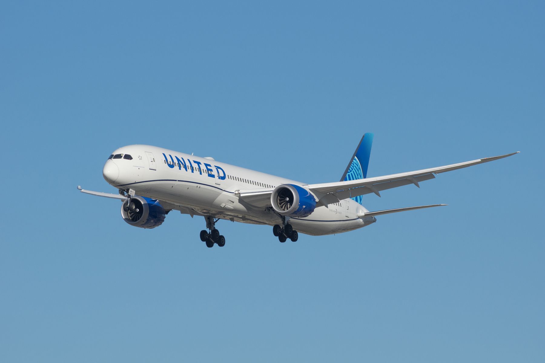 United Airlines Boeing 787-10 met registrasie N13013 wat LAX nader vir landing.