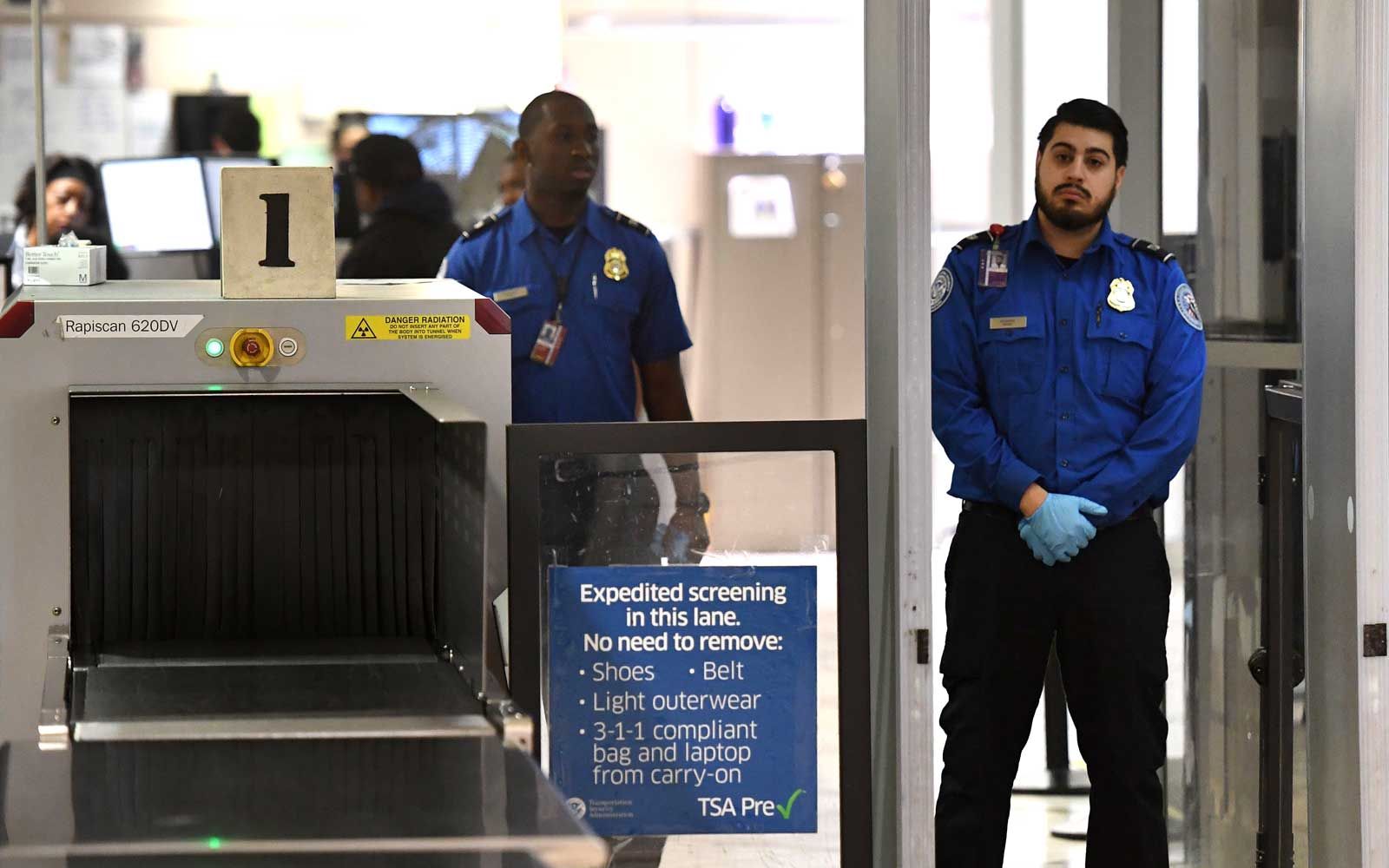 Transportation Security Administration upseerit (TSA) seisovat päivystyksessä Los Angelesin kansainvälisen lentokentän lähtöalueella Los Angelesissa Kaliforniassa 5. tammikuuta 2019
