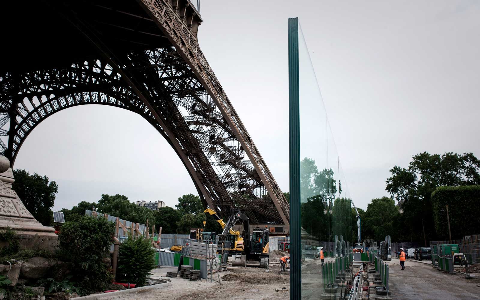 Dieses Bild, das am 14. Juni 2018 in Paris aufgenommen wurde, zeigt einen Teil einer kugelsicheren Glaswand, die als Anti-Terror-Maßnahme um den Eiffelturm errichtet werden soll.