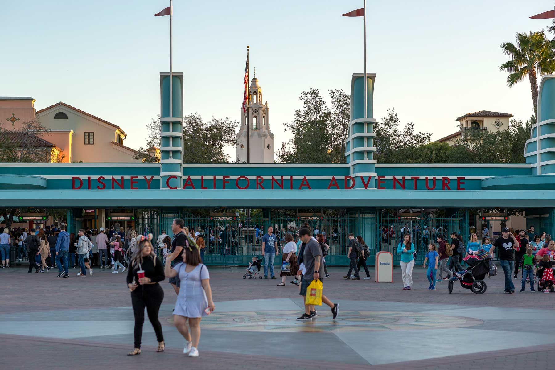 Besøgende deltager i Disney California Adventure temapark den 25. februar 2020 i Anaheim, Californien. Bob Iger, der var administrerende direktør for Disney siden 2005, erstattes af Bob Chapek, der tidligere ledede virksomheden