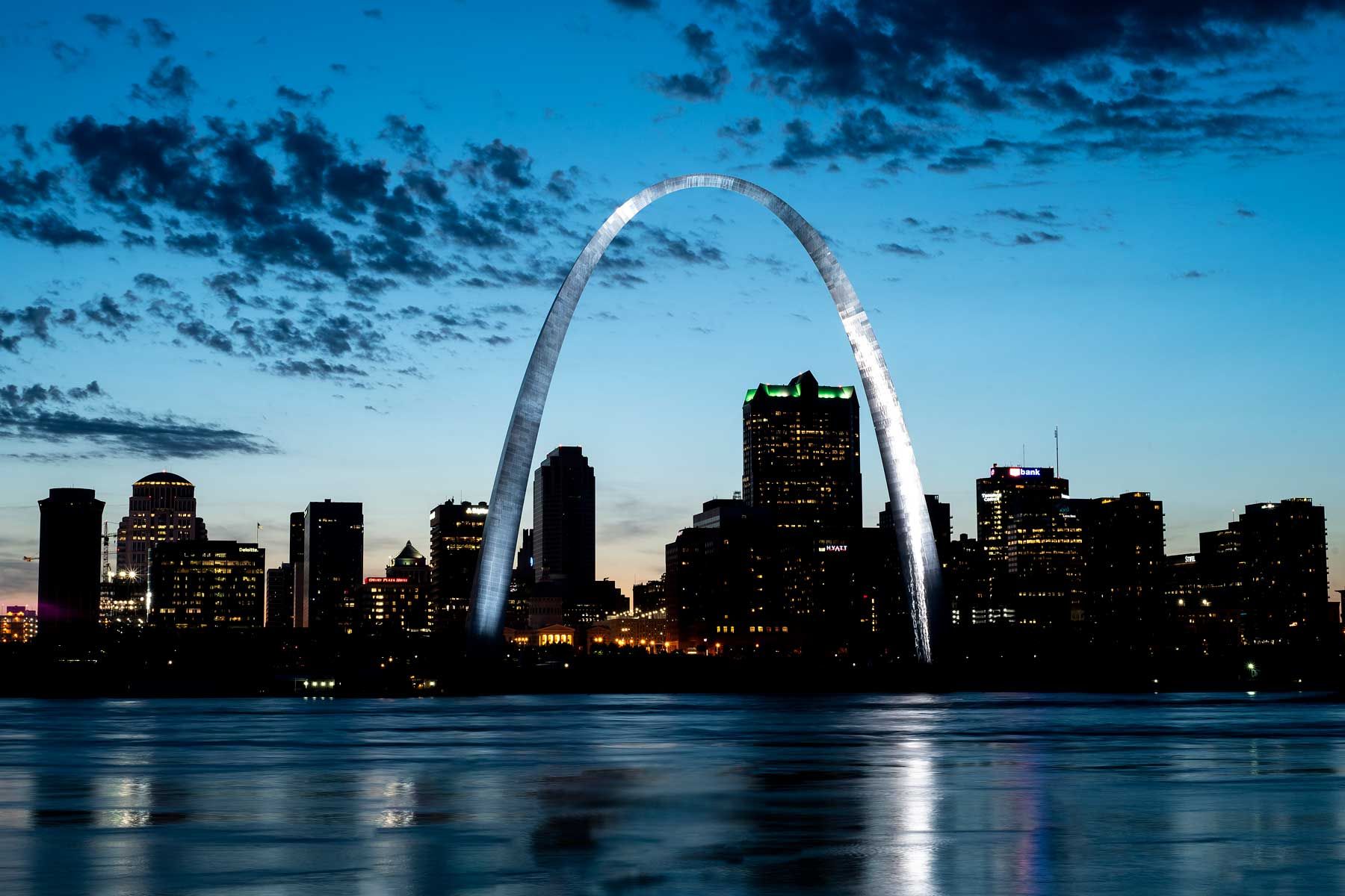 St. Louis Mississippi Riverfront Gateway Arch in der Abenddämmerung