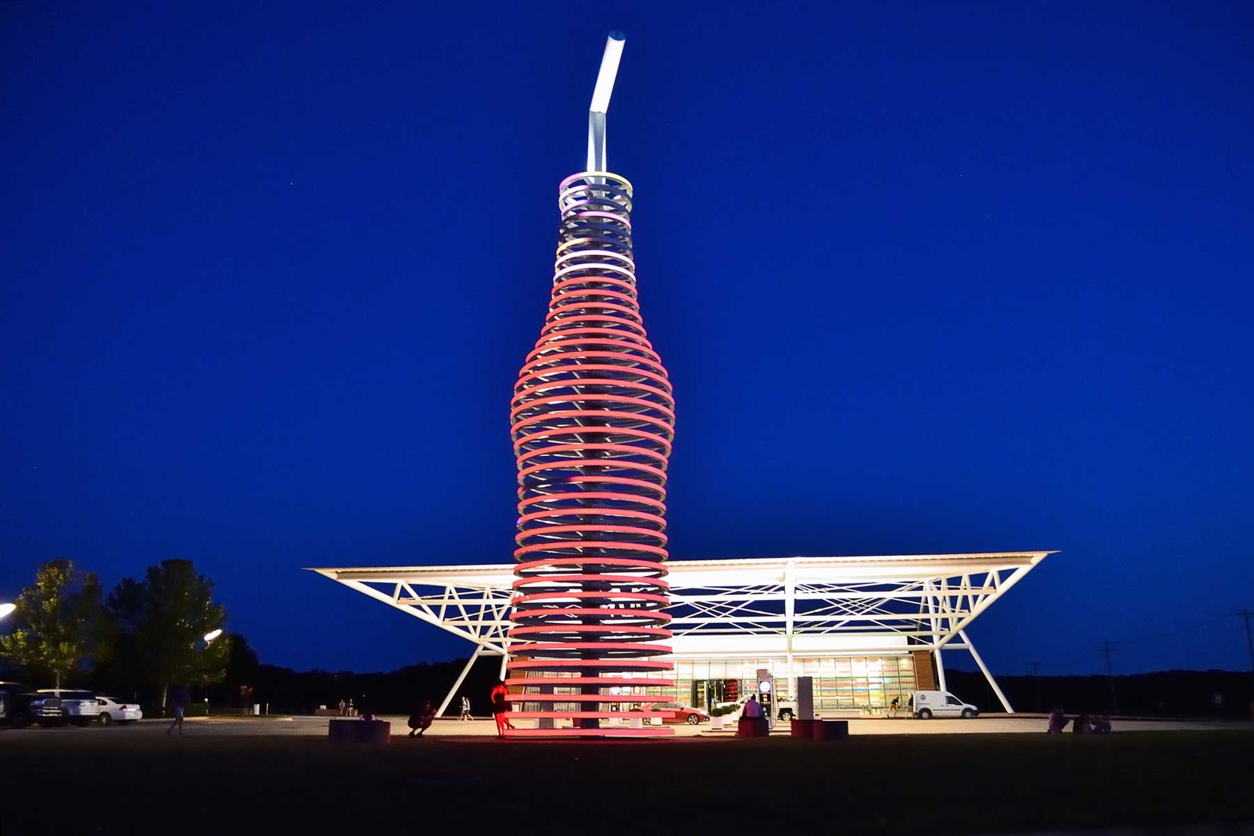ruta 66 kroz Arcadia, Oklahoma, i ne možete propustiti neonsku bocu gaziranog pića visoku 66 metara ispred POPS-a