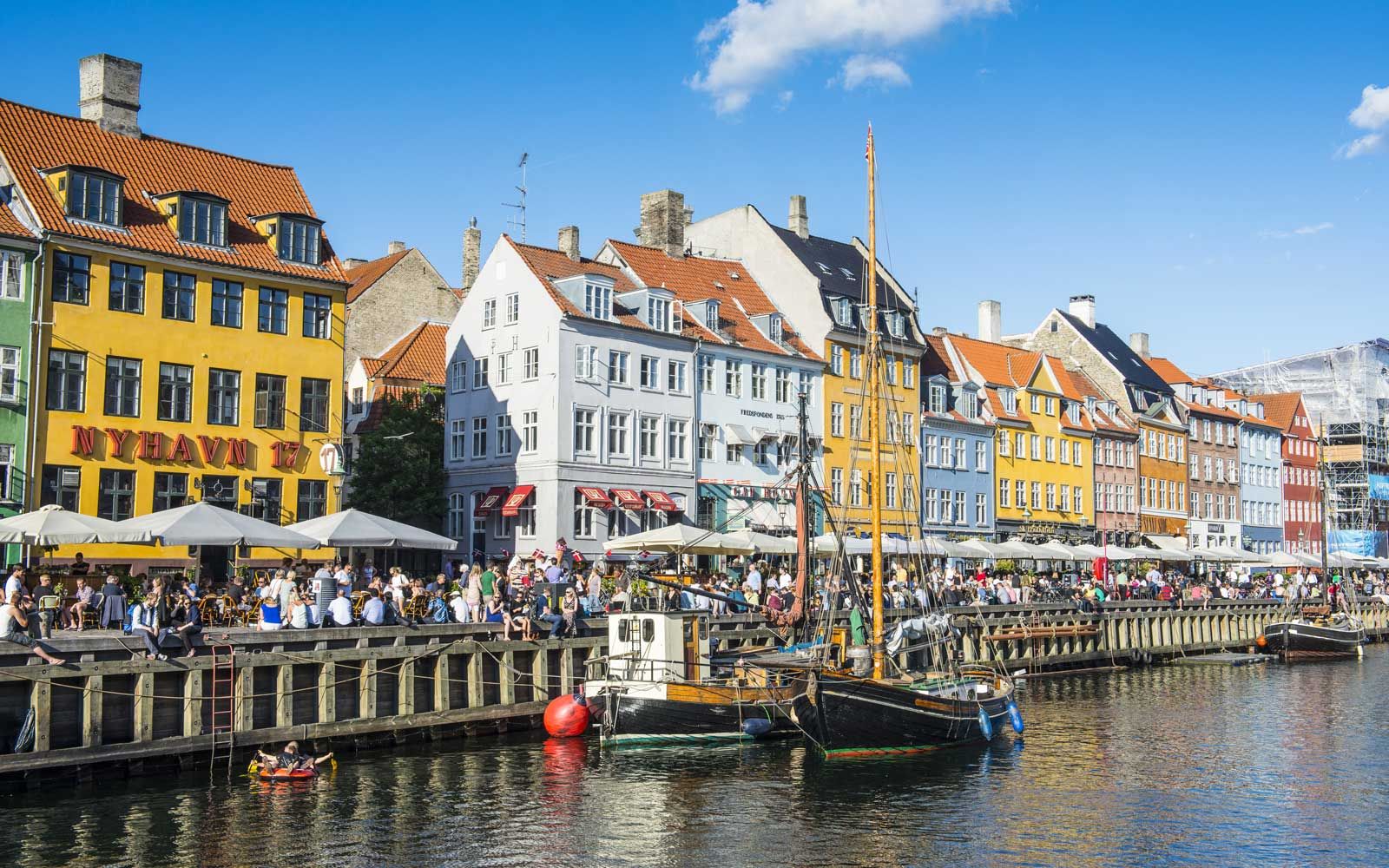 Angelboote/Fischerboote in Nyhavn, Uferpromenade aus dem 17. Jahrhundert, Kopenhagen, Dänemark, Skandinavien, Europa