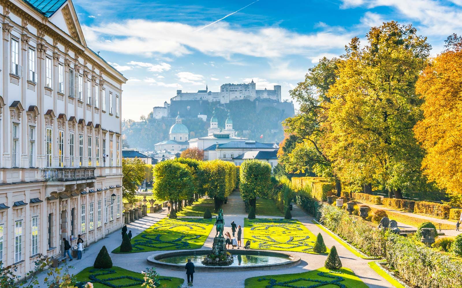 Berühmter Mirabellgarten mit historischer Festung in Salzburg, Österreich