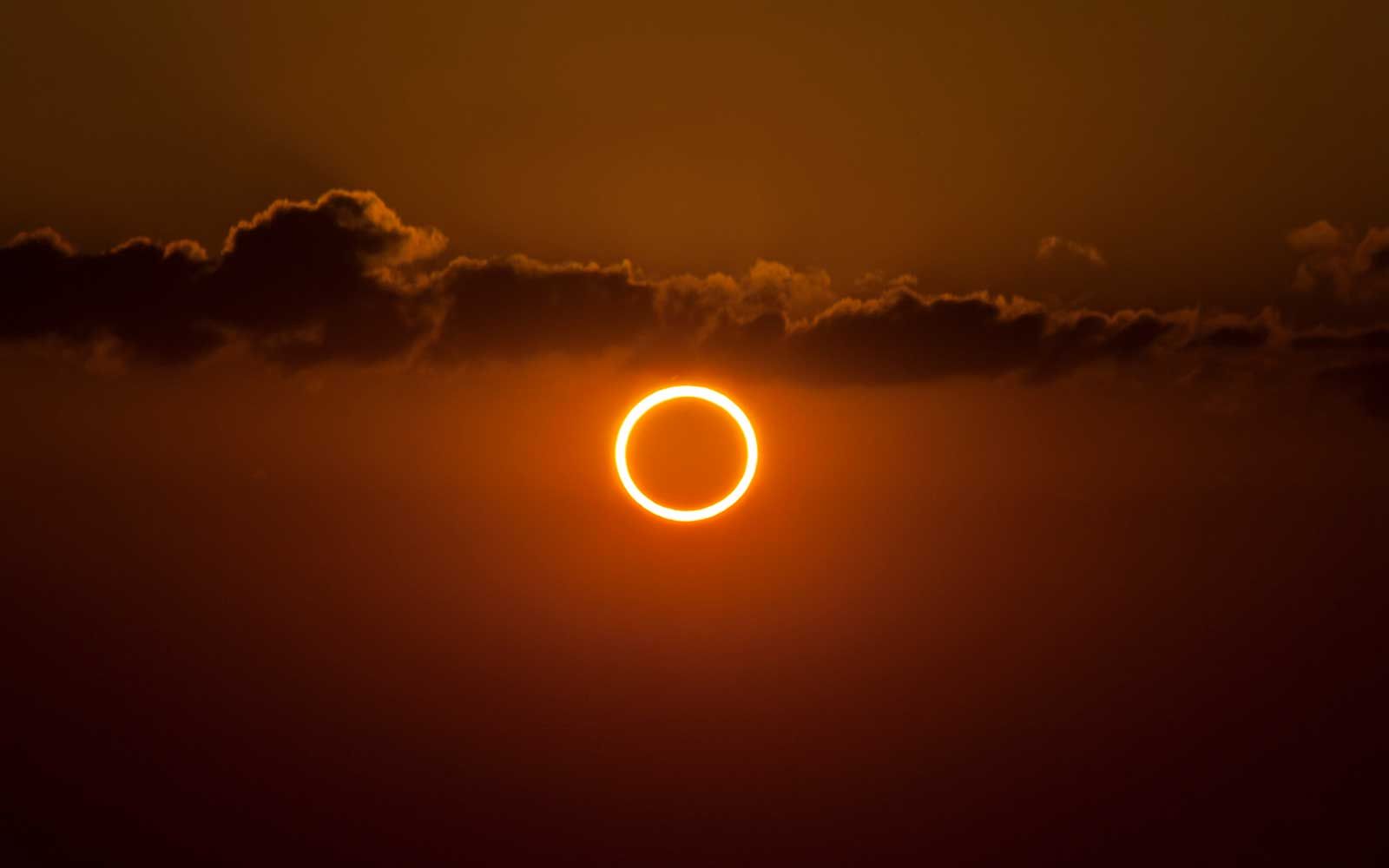 Тотальность во время кольцевого солнечного затмения с огненным кольцом.