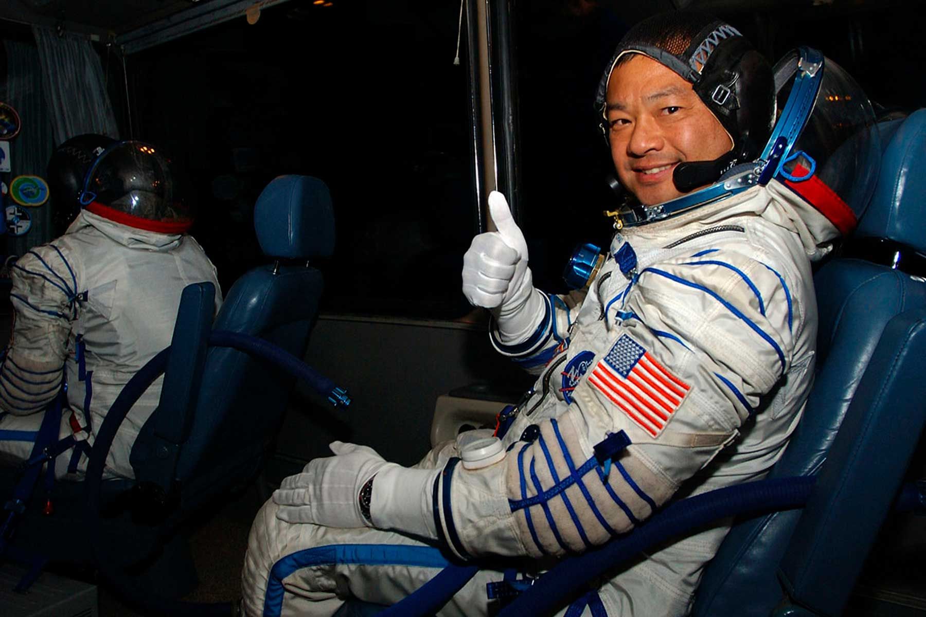 L'astronauta NASA LeRoy Chiao si prepara per viaghjà in u Spaziu