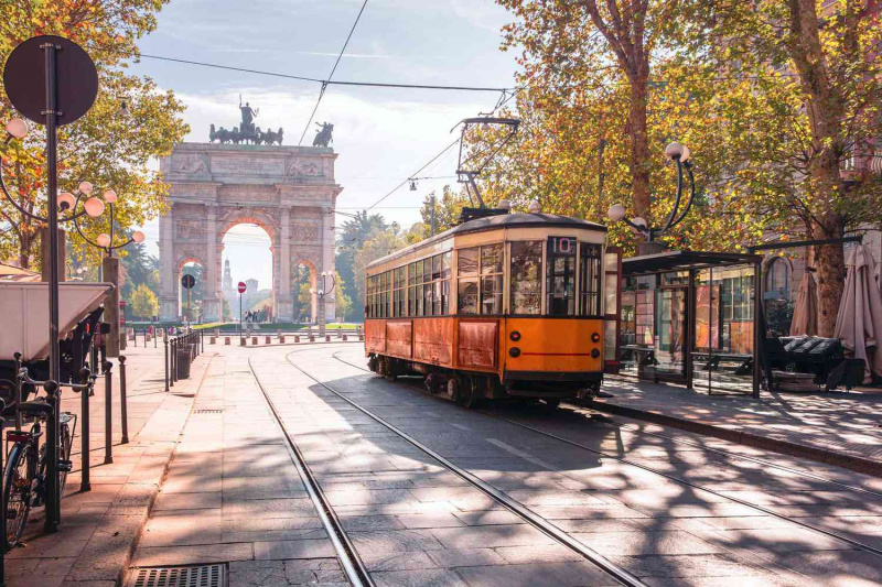   Berühmte Oldtimer-Straßenbahn in Mailand, Lombardei, Italien