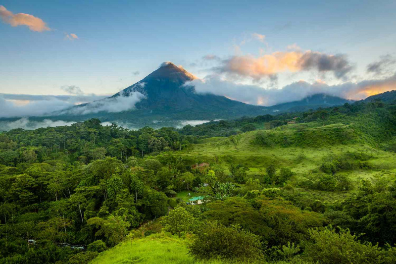   נוף מרהיב של הר הגעש ארנל במרכז קוסטה ריקה בזריחה