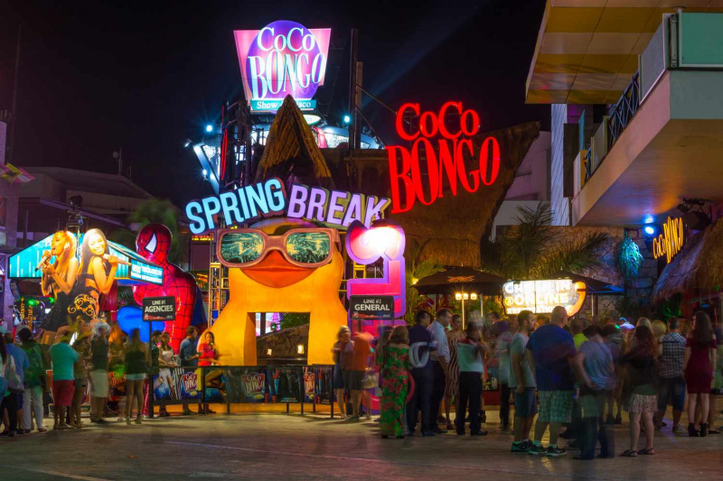   Turistler, Bahar Tatili'nin başlangıcında Cancun'daki popüler Conco Bongo gece kulübüne girmek için uzun kuyruklarda bekliyor