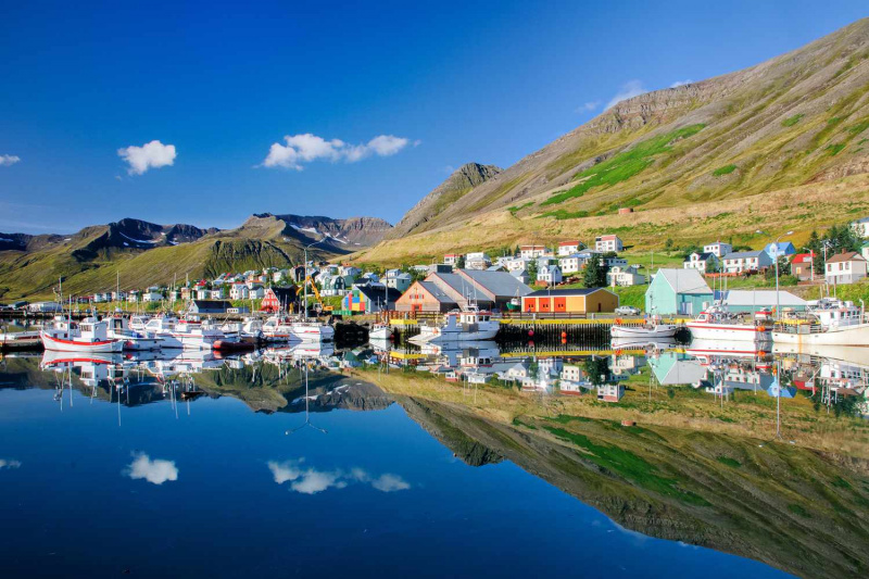   Siglufjörður, Kuzey İzlanda'daki dar bir fiyortta küçük bir balıkçı kasabasıdır. Görkemli bir dağ silsilesi ile çevrilidir