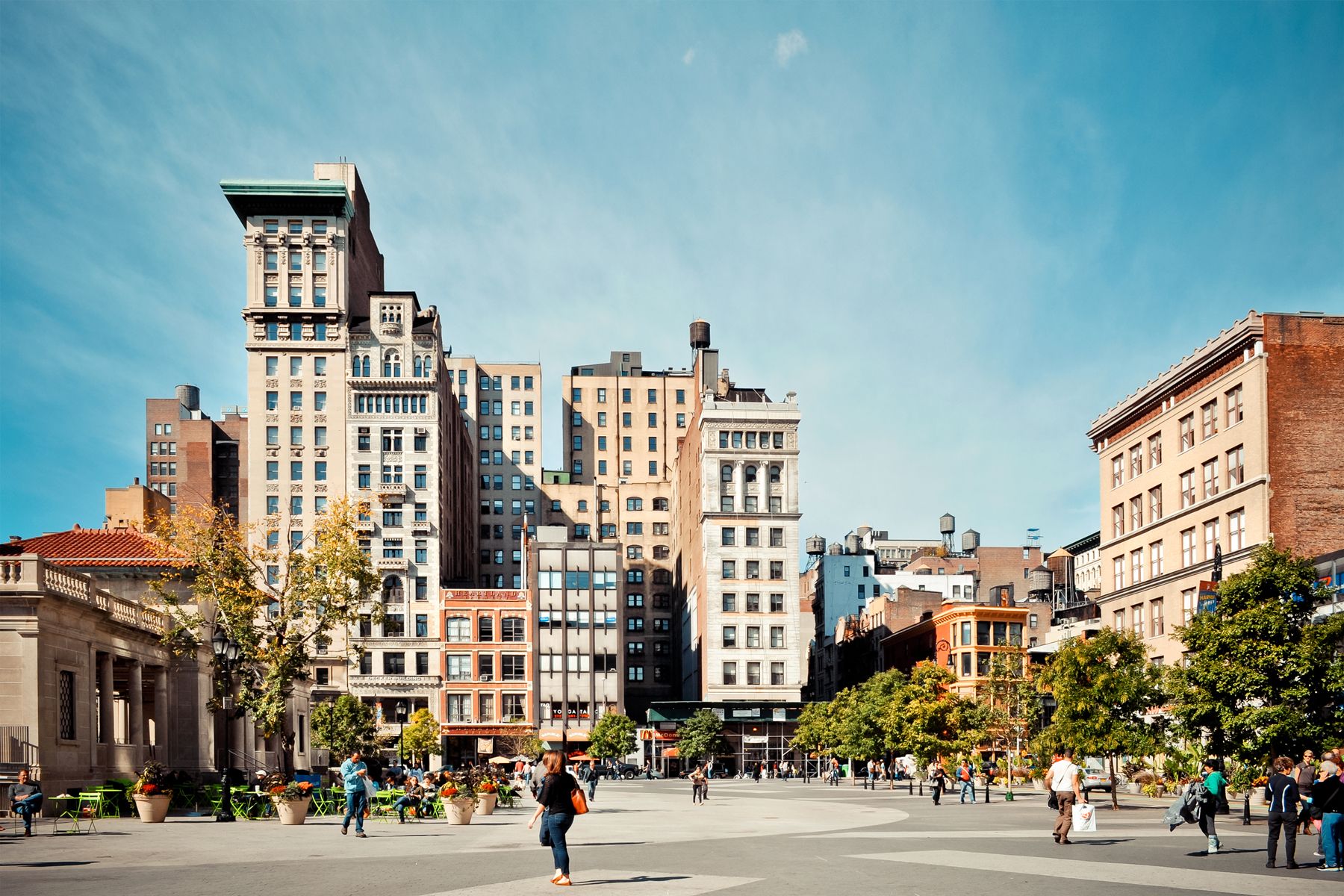 Das nördliche Ende des Union Square und der 17th Street an einem sonnigen Nachmittag in New York City.