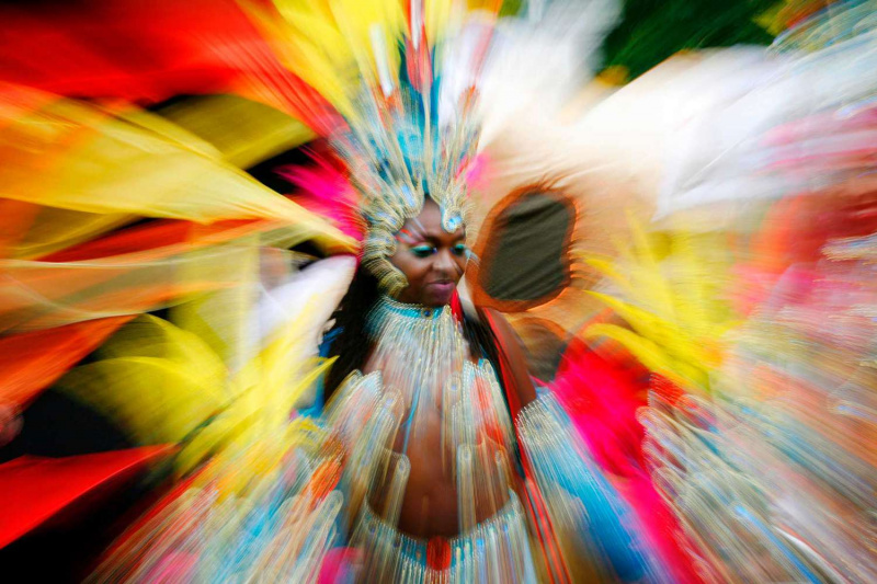   Een artiest op het Notting Hill Carnival, weergegeven met bewegingsonscherpte