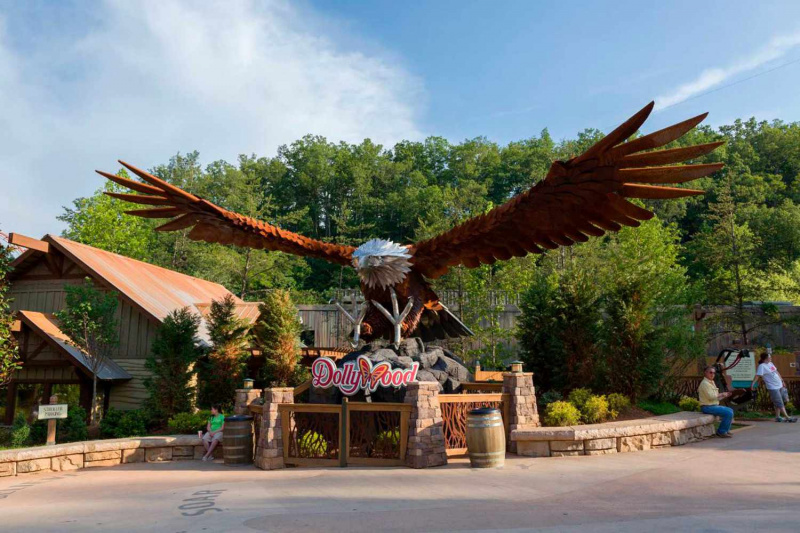   Dollywood's eagle statue