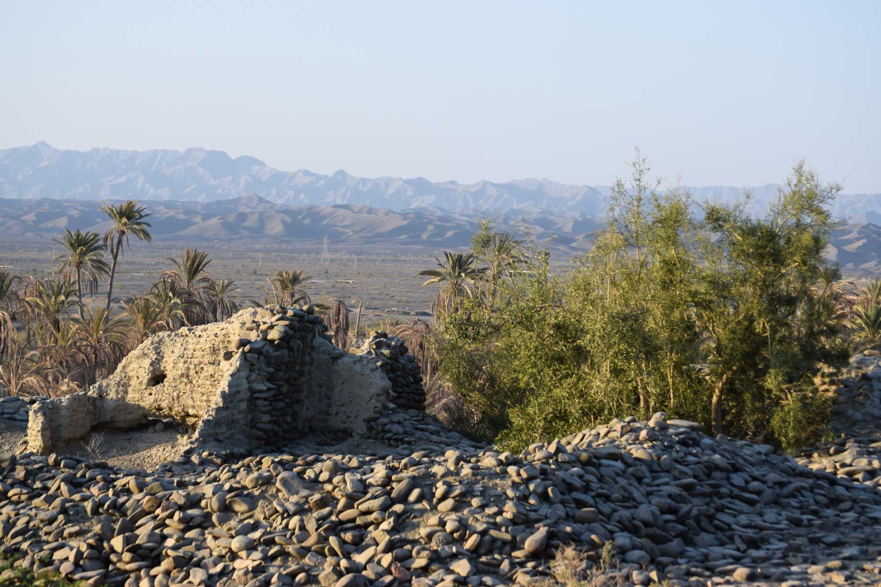 Ein historischer Ort in Mir e Kalat in der Nähe von Turbat Kech mit Blick auf schöne Berge