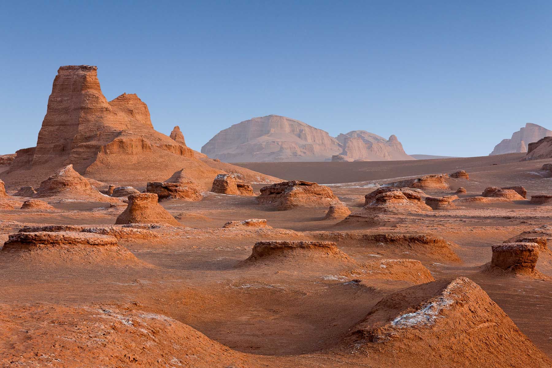 Stijenske formacije poznate kao Kalutes u pustinji Lut u Iranu.