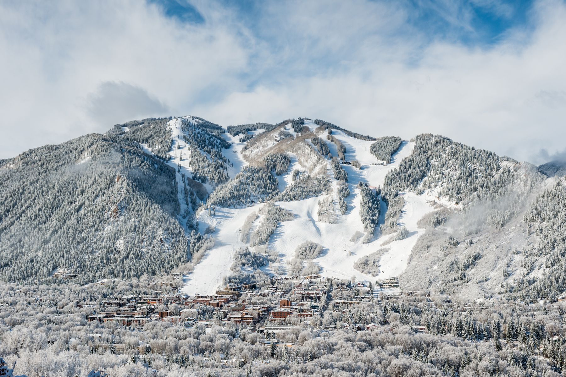 Aspen Mountain und die Stadt Aspen, Colorado.