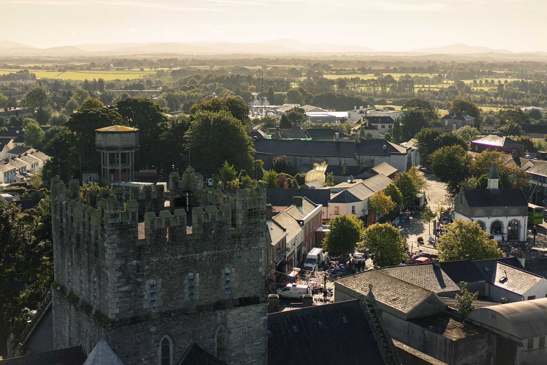 زاویه دید بالا از شهر در کیلدره ، ایرلند