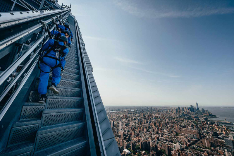   טיפוס במדרגות של City Climb at the Edge over NYC