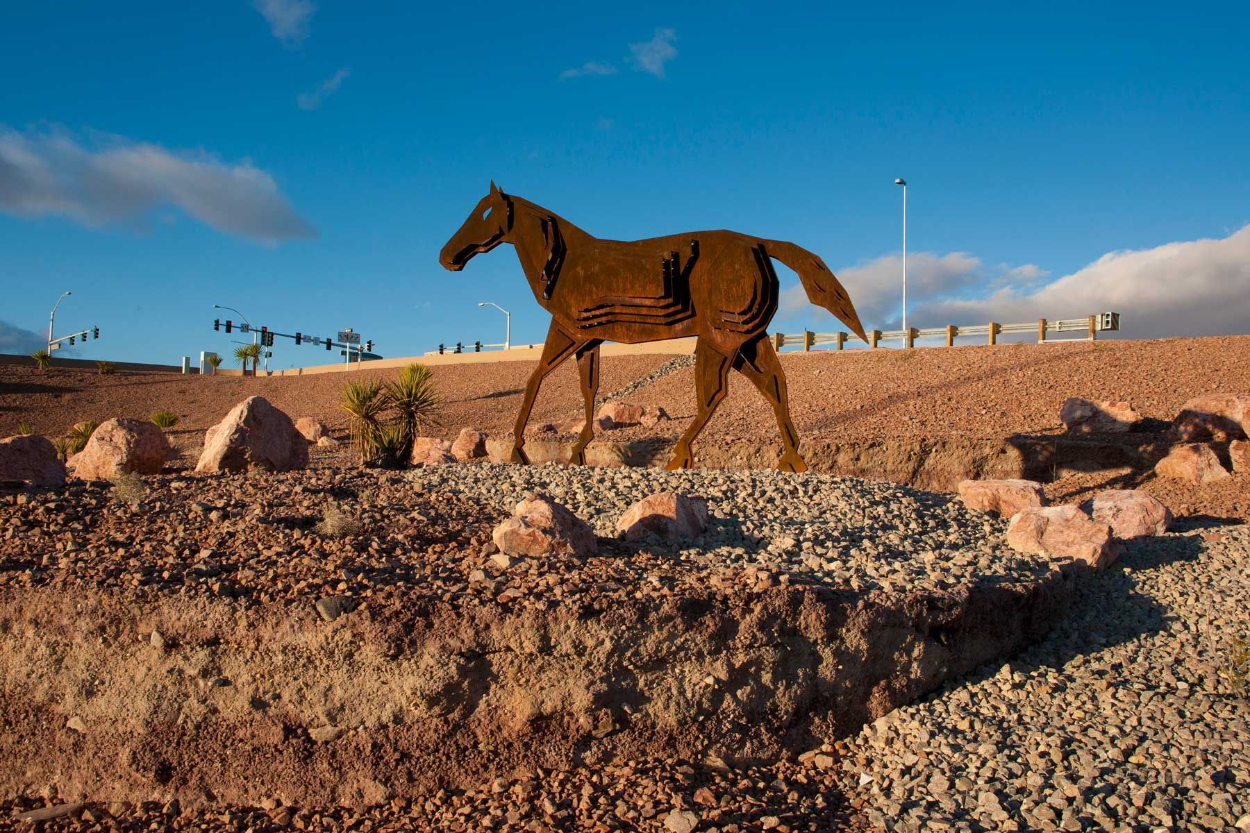 Metallskulptur einer Pferdelinie einen neu gestalteten Abschnitt der Interstate 15 in der Nähe der Überführung der Russell Avenue in Las Vegas, Nevada.