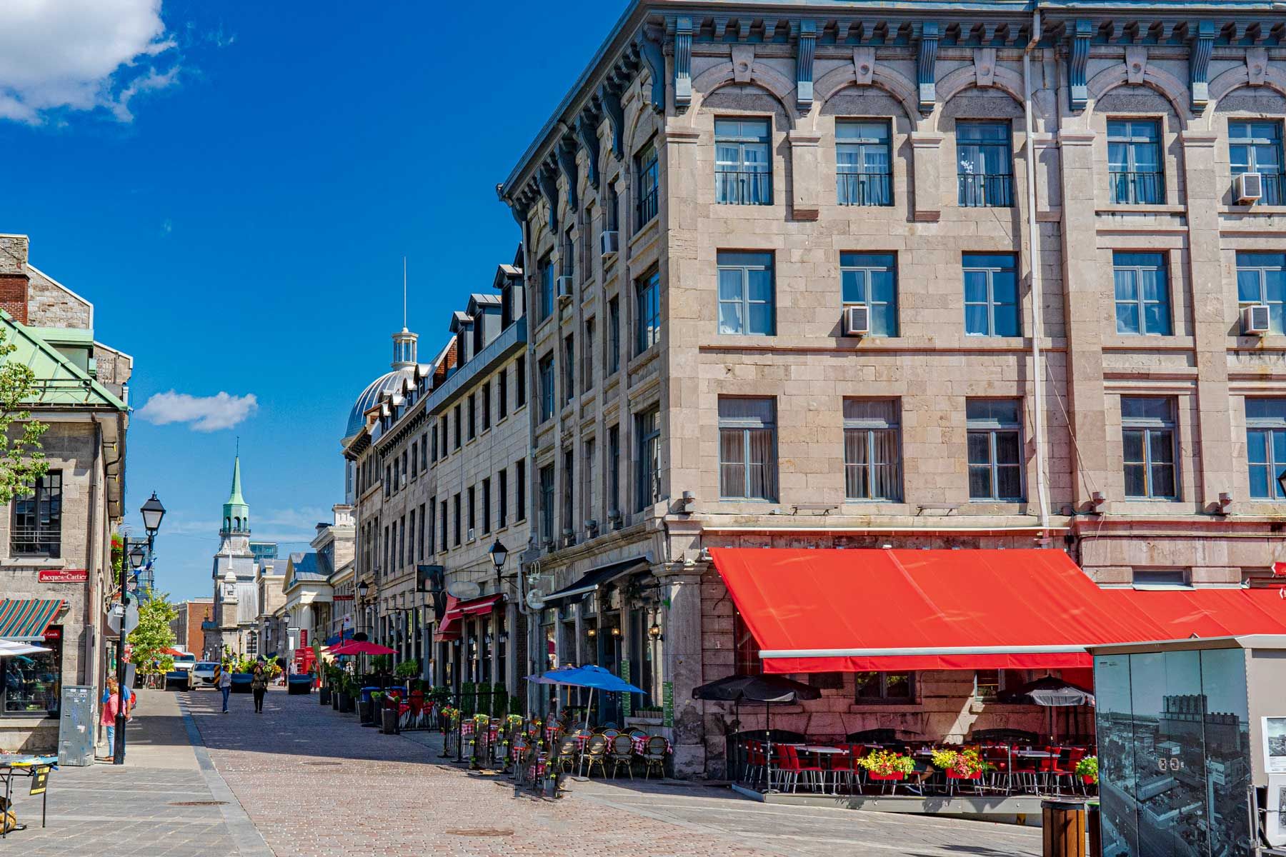 Das Bild zeigt eine typische Straße in der Altstadt, gesäumt von alten Gebäuden und Geschäften